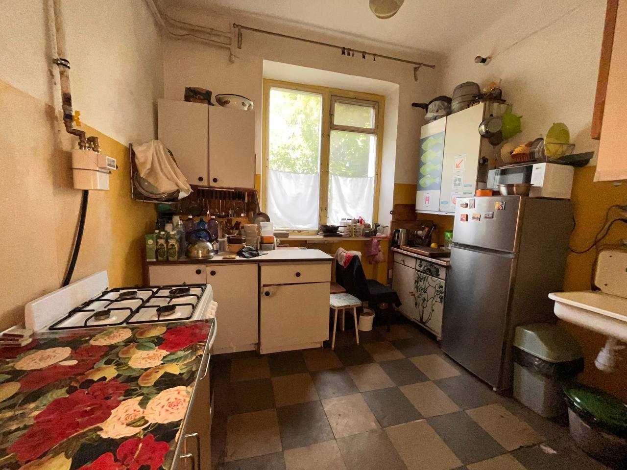 Продається КІМНАТА сталінка 1 поверх