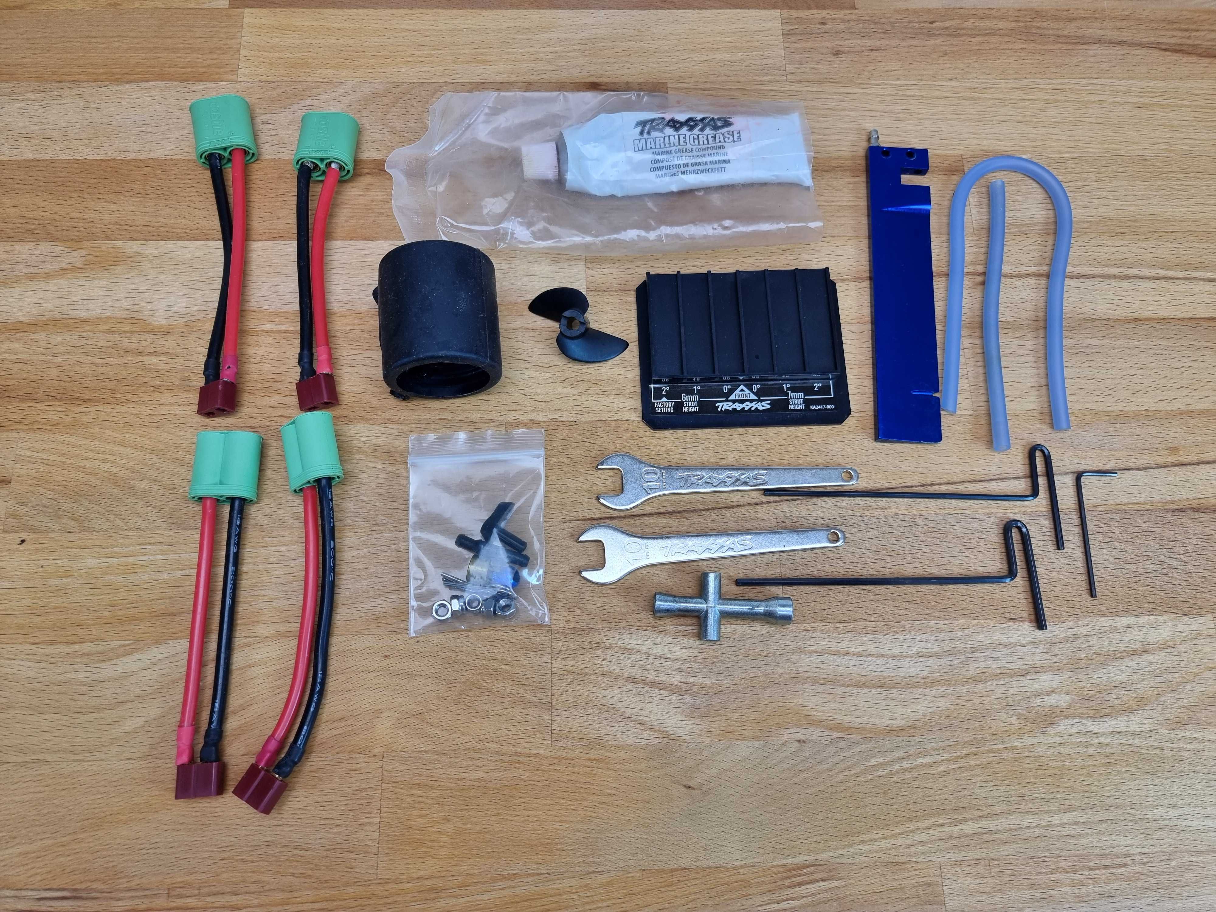 Model łodzi wyścigowej RC Traxxas DCB M41 Widebody Catamaran + pakiety