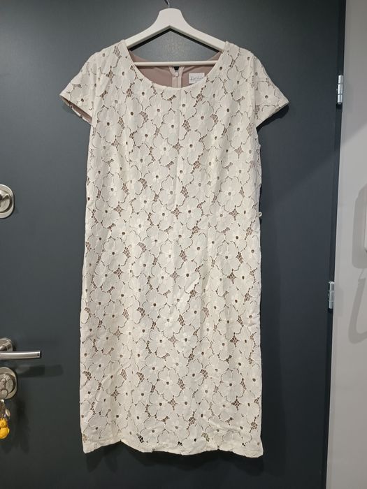 Beżowa sukienka rozmiar 50