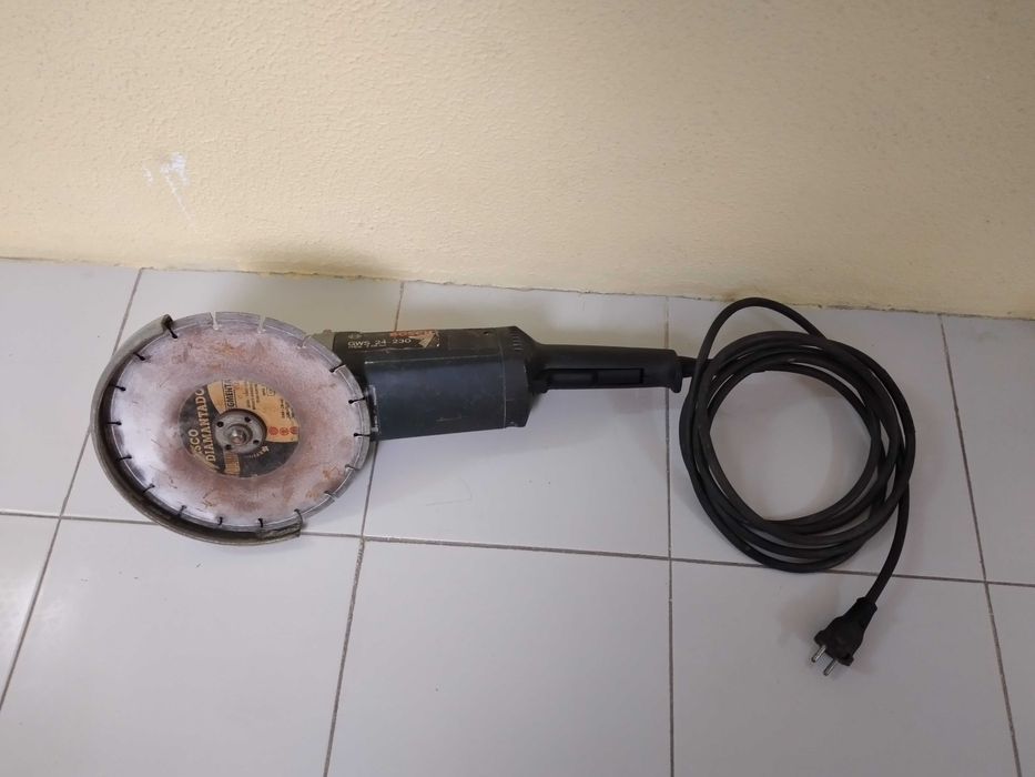 Rebarbadora profissional Bosch GWS 24- 230 com bancada para corte