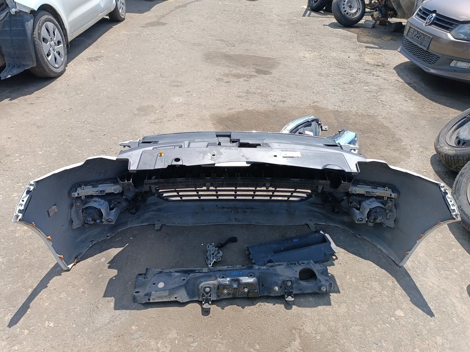 Передний бампер на PEUGEOT 301