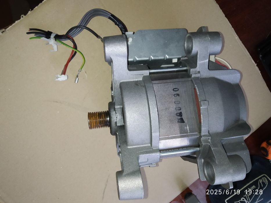 Двигатель от стиральной машины,рабочий.