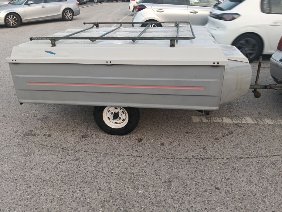 Reboque com tampa em bom estado