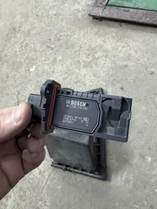 Датчик потоку (витрати) повітря Land Rover Discovery Sport 2021