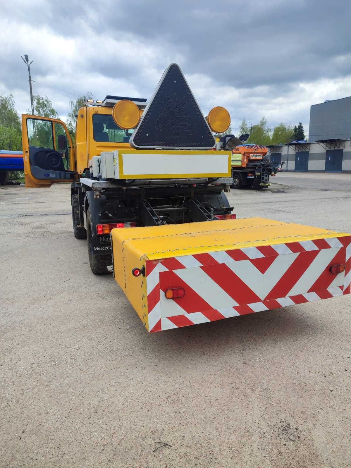 Mercedes Unimog U 300 służba drogowa