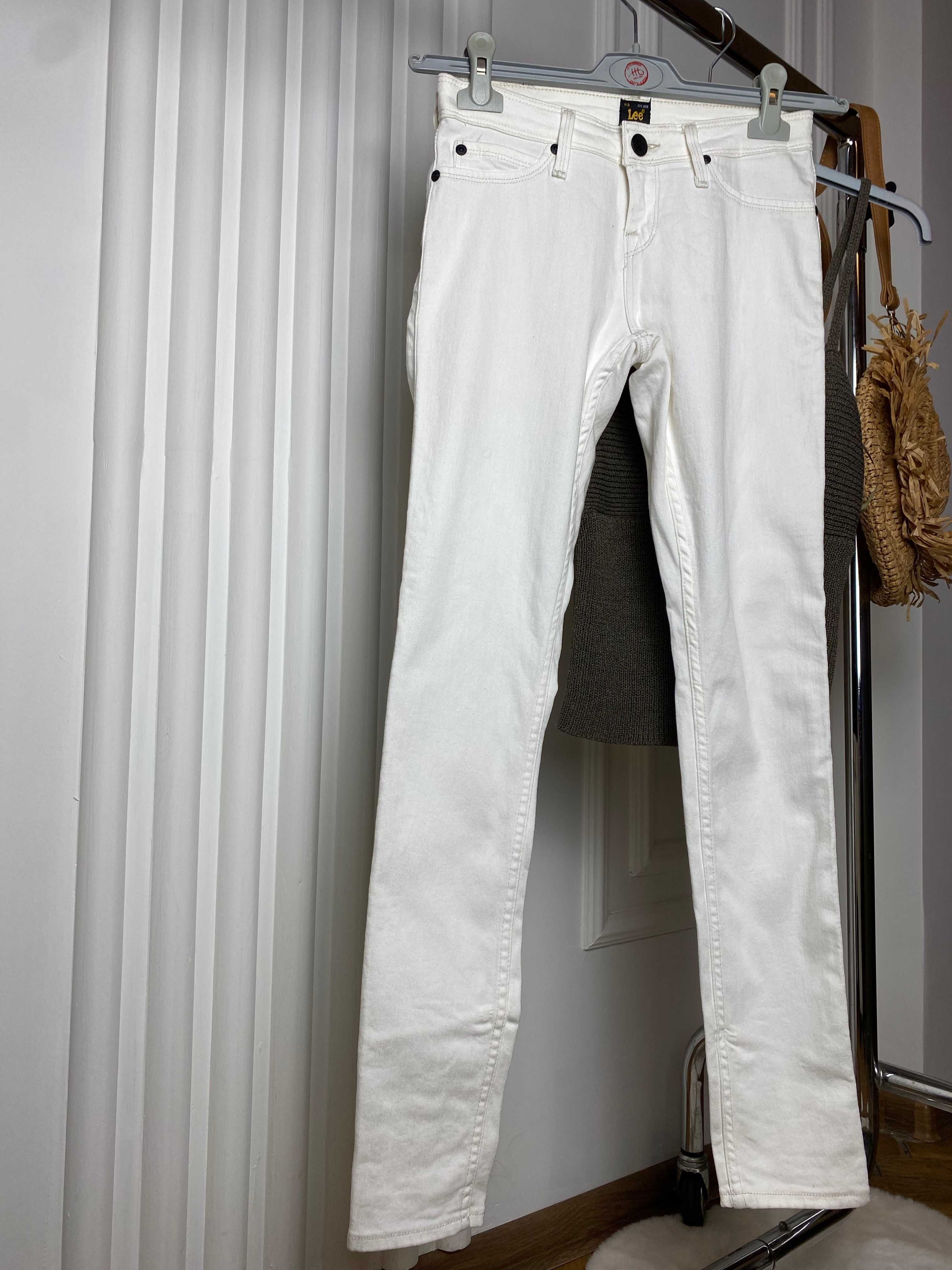 Spodnie damskie białe dżinsowe jeansowe skinny niski stan W26 L 31 Lee