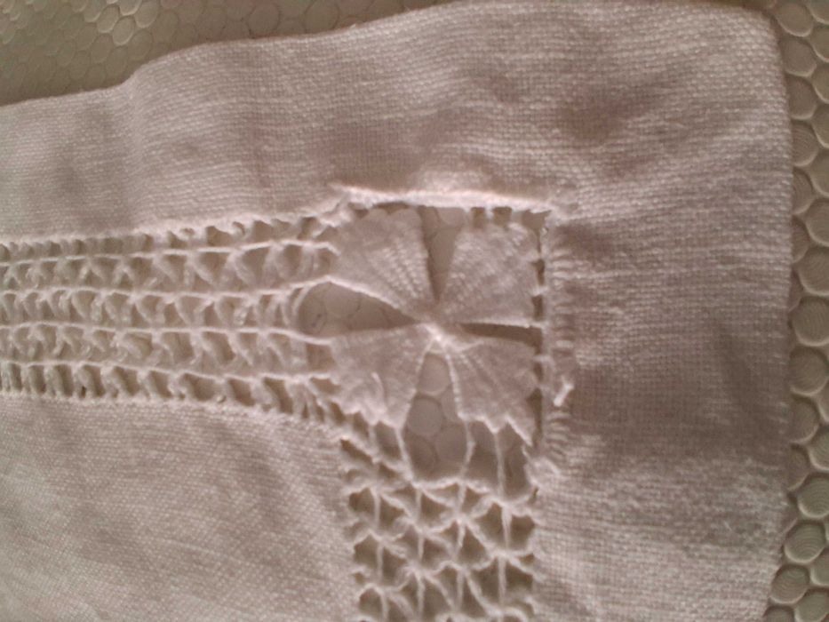 Caminho de mesa, em linho, bordado, 31,5 x 129cm (Portes incluídos)