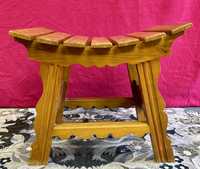 Drewniany stołek krzesełko