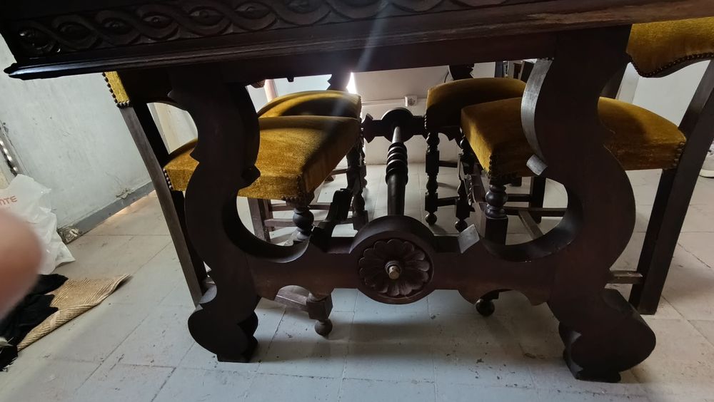 Mesa  de madeira trabalhada