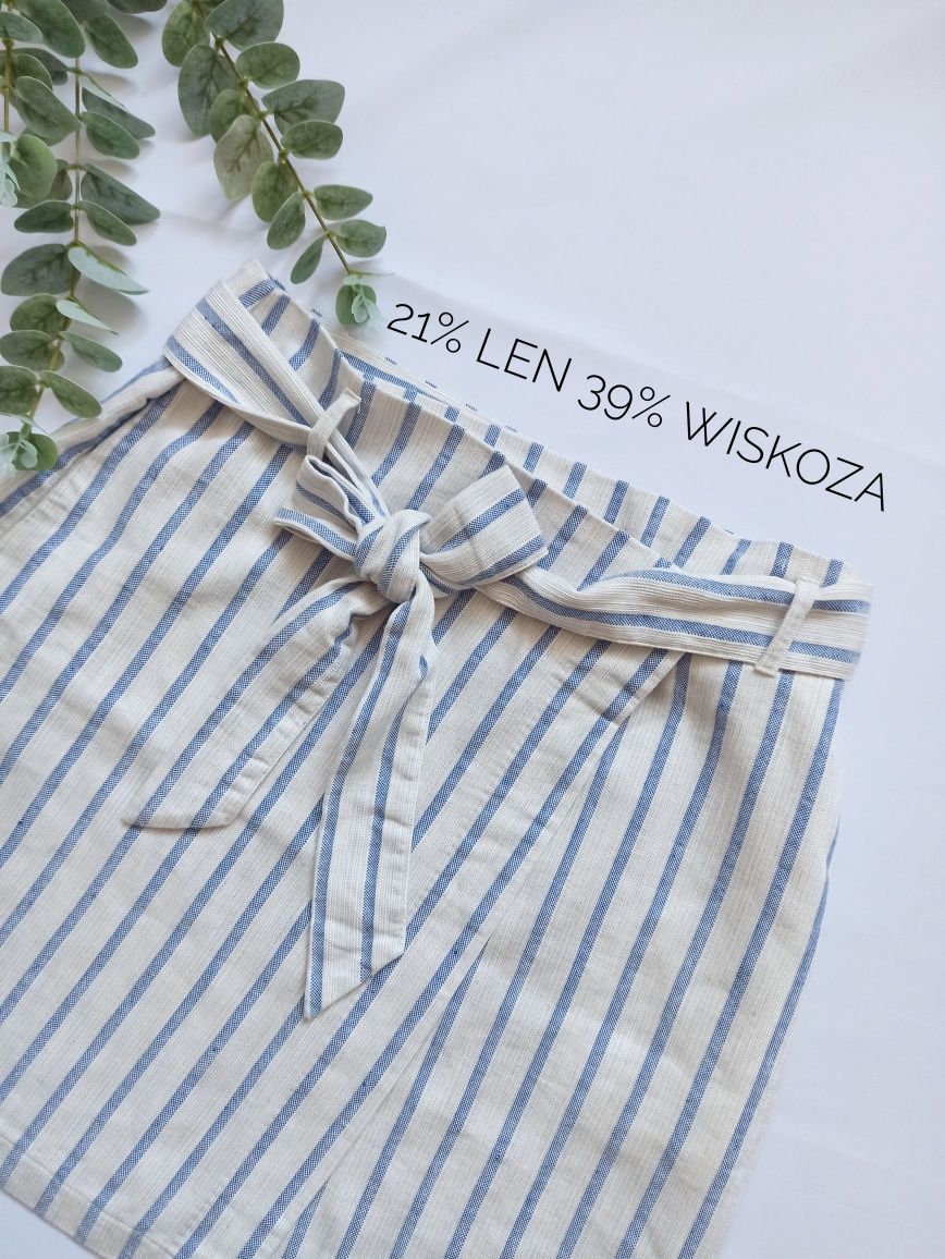 Biała spódnica mini kopertowa z paskiem w talii w pionowe paski