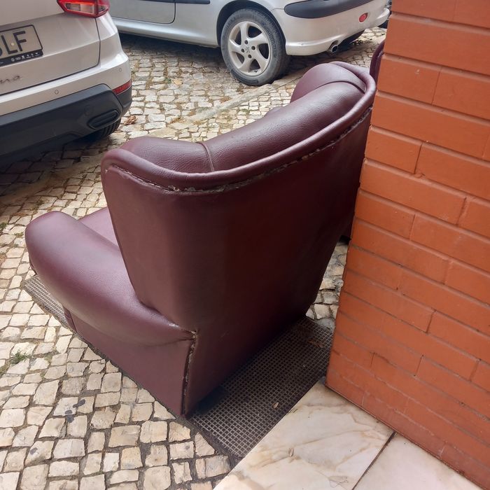 Dois sofás individuais, em napa