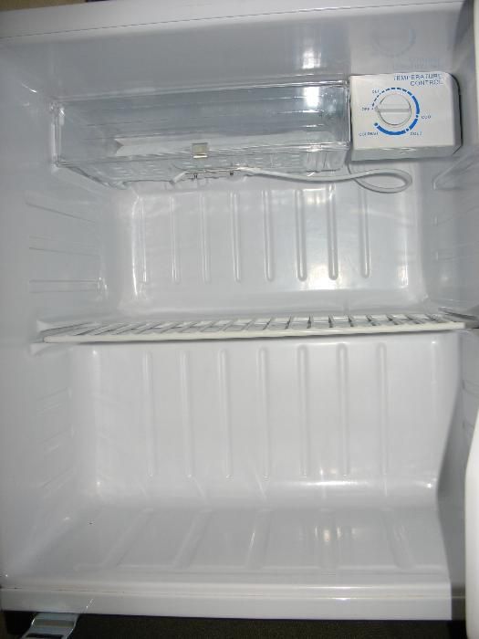 Продам новый мини-холодильник (маленький холодильник) Samsung SRG-058