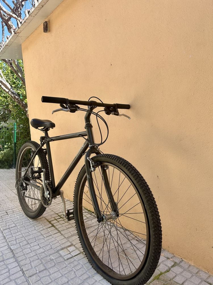 Bicileta preta semi-nova