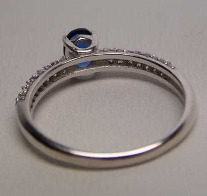 Srebrny pierścionek szafirowy kamień i cyrkonie R.21.