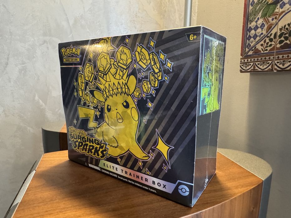 Surging Sparks ETB - 1 szt- sealed Pokemon