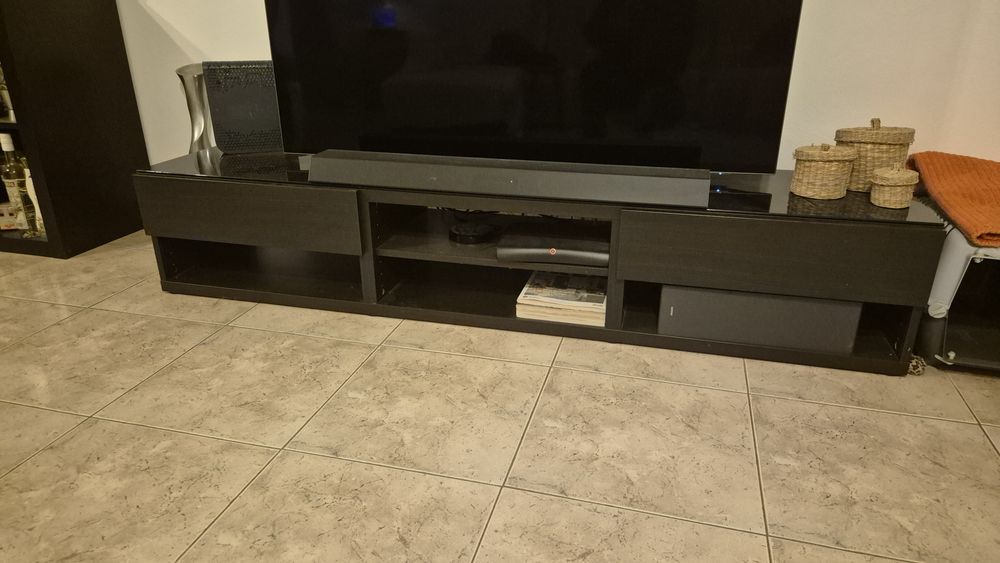Móvel TV IKEA preto com base em vidro