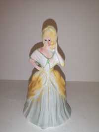 Porcelanowa figurka blondynki w sukience