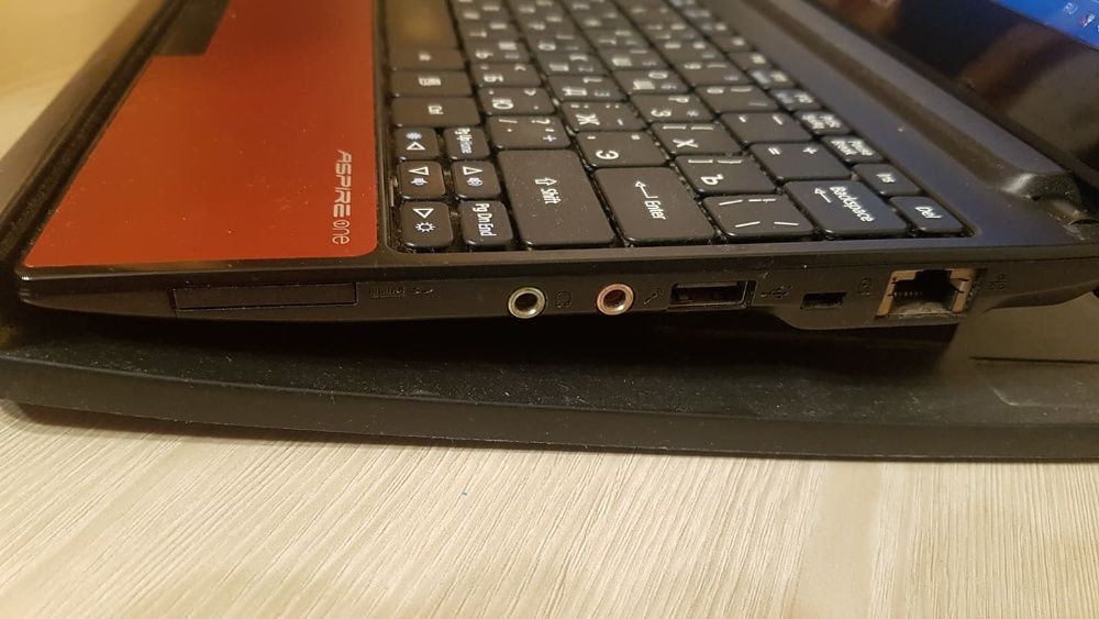 Рабочий ноутбук (нетбук) Acer Aspire One D255 с подставкой