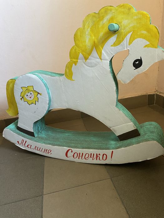 Гойдалка коник из гофрокартону.