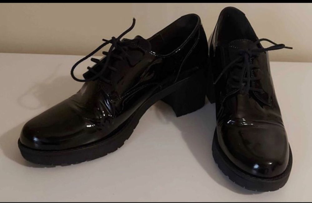 Vendo mocassins verniz