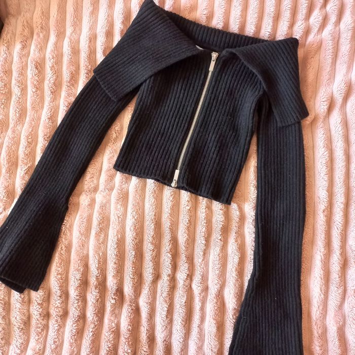 Кофтинка ZARA з відкритими плечима на подвійній блискавці