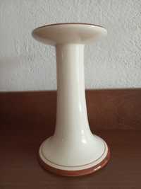 Ceramiczny świecznik na trzy rodzaje świeczek.