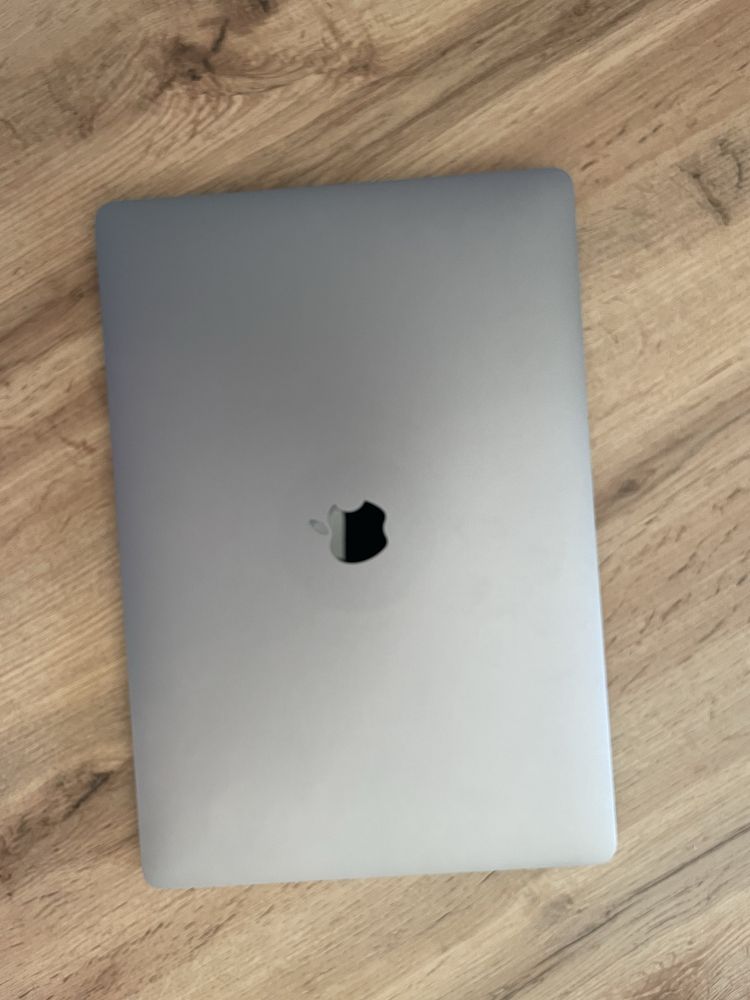Macbook pro 15” z 2018
