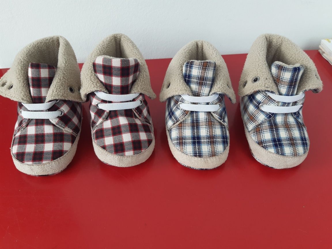 Pantufas novas e meias com guizos n 17 e 19 / 20