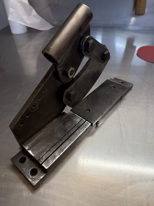 Gilotyna do blachy. Nożyce gilotynowe.