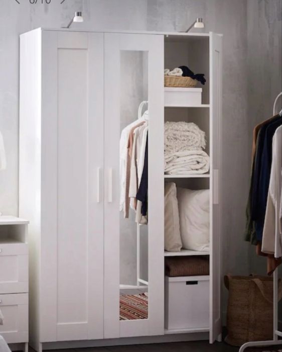 Biala szafa z lustrem Ikea