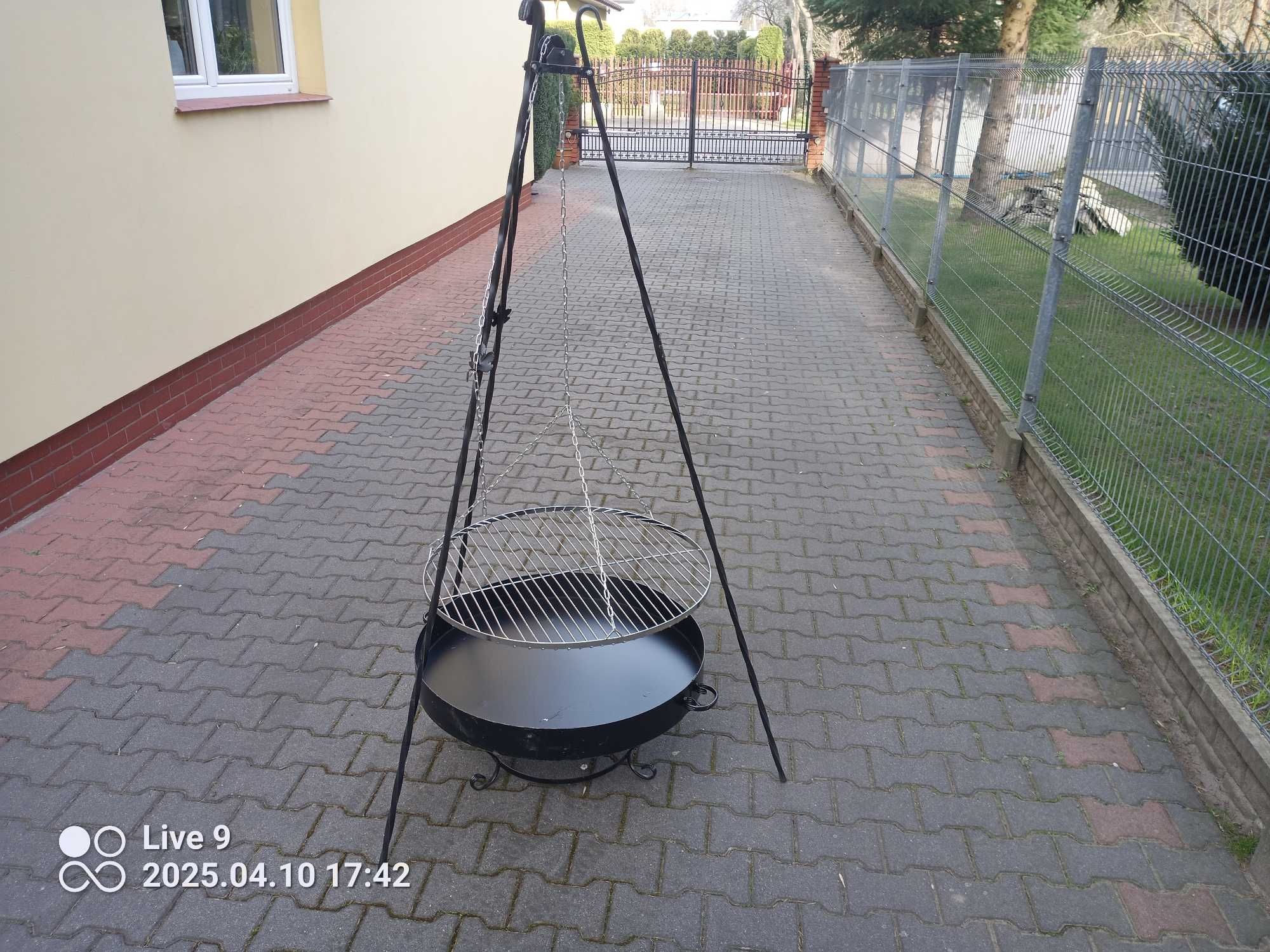Grill ogrodowy wiszący na trójnógu
