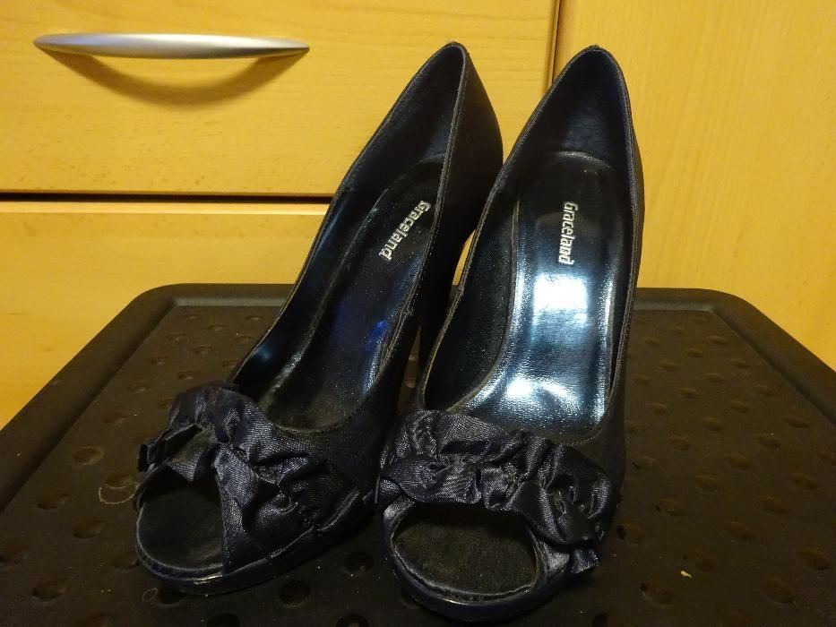 Deichmann / szpilki / lśniące / falbana / odkryty palec / 36