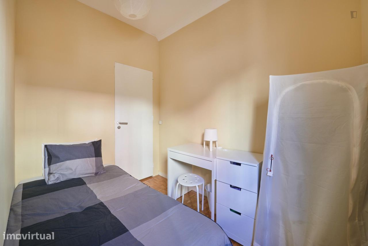 553527 - Quarto com cama de solteiro em...