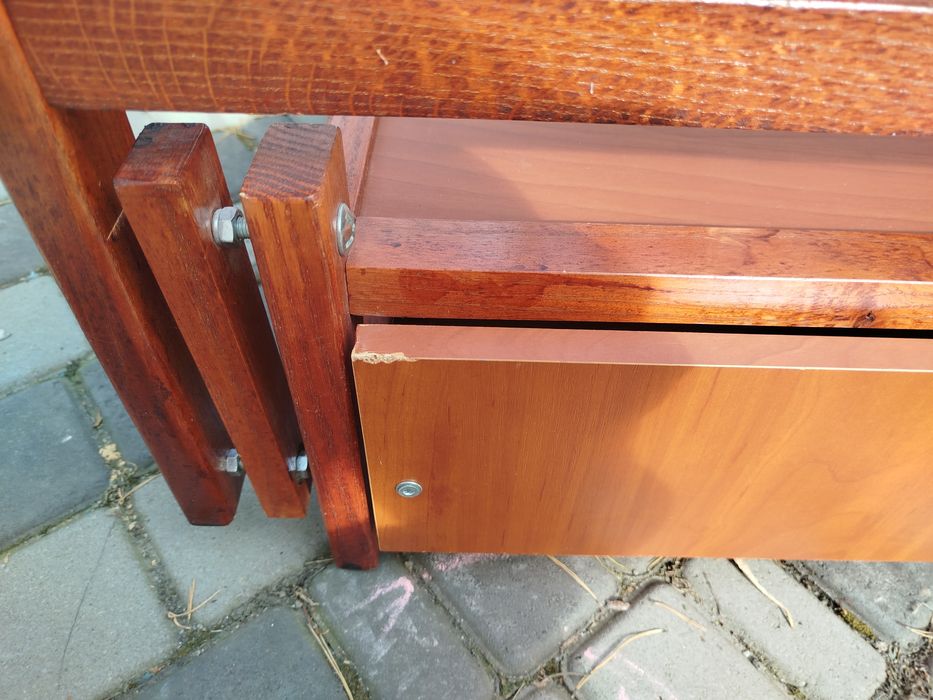 Дитяче ліжечко з маятникоподібним механізмом.