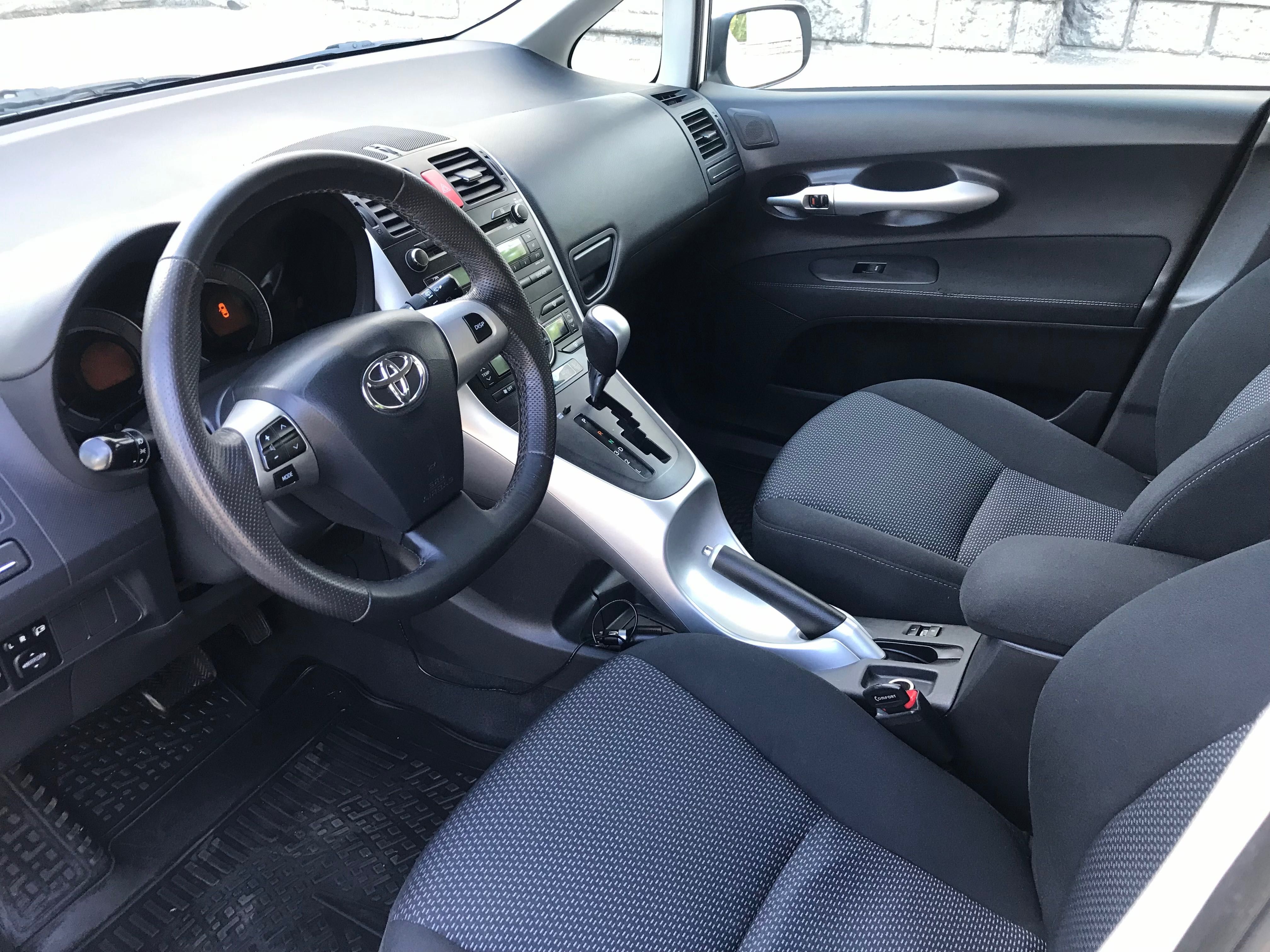 Тойота Аурис 2010г 1.6 Автомат.
