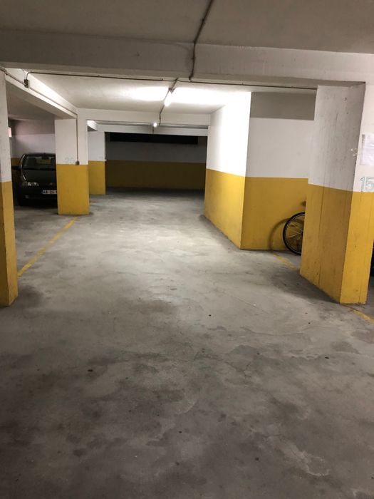 Aluguer lugar de garagem a 2 minutos a pé da estação de metro