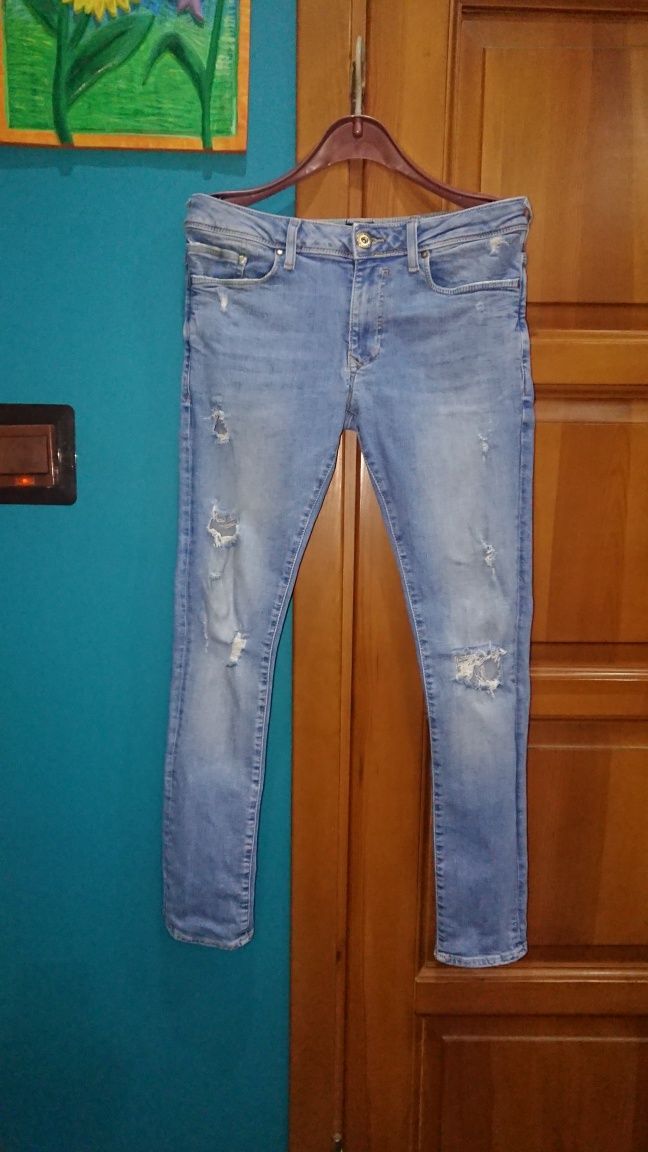 Dzinsy z dziurami River Island