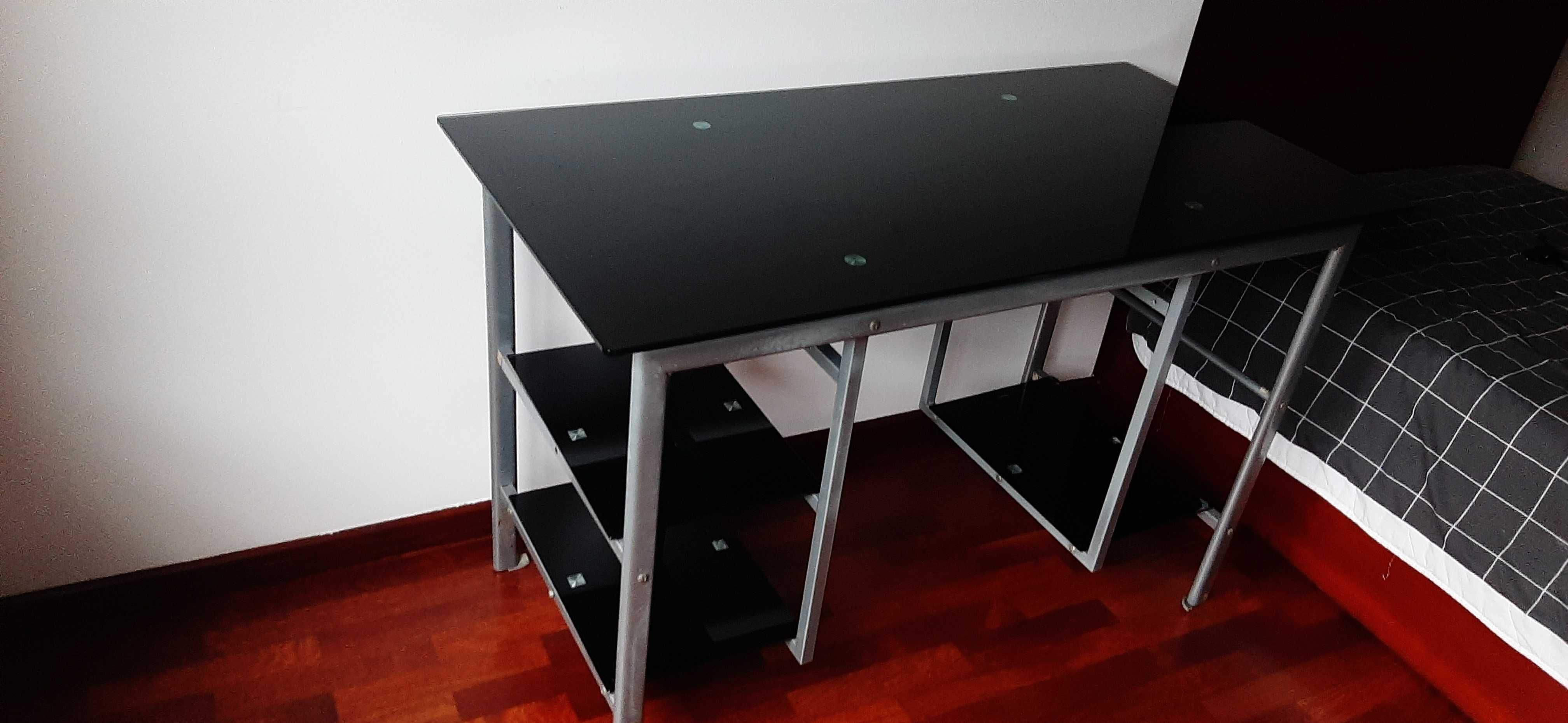 Mesa em vidro para computador ou estudos
