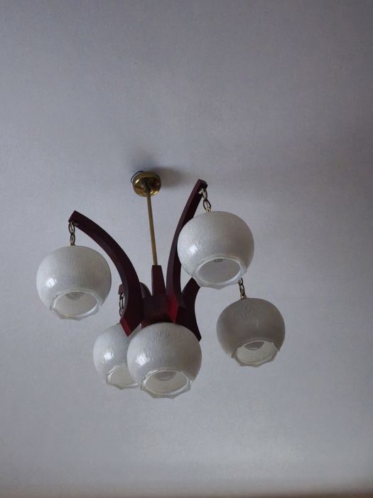 Żyrandol drewniany szkło