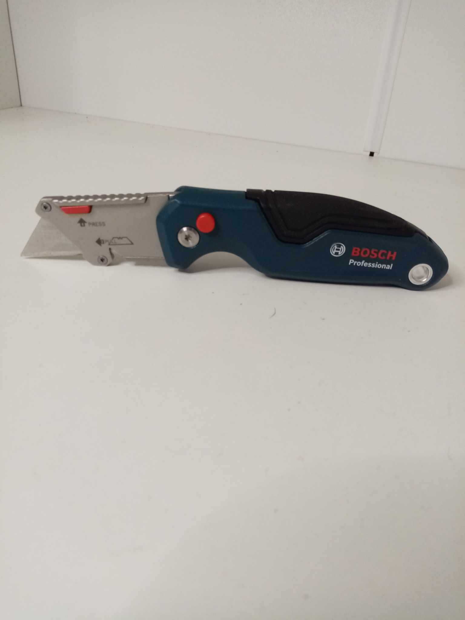 Bosch profesjonalny uniwersalny nóż składany z przegrodą na ostrza