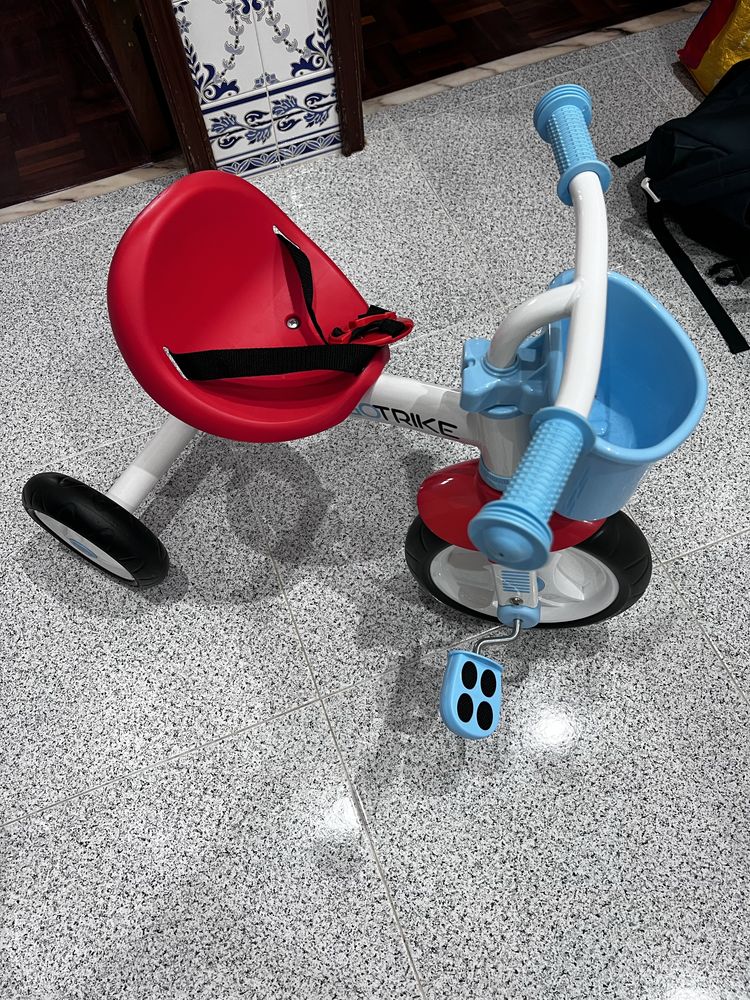 Bicicleta de tres rodas bebe