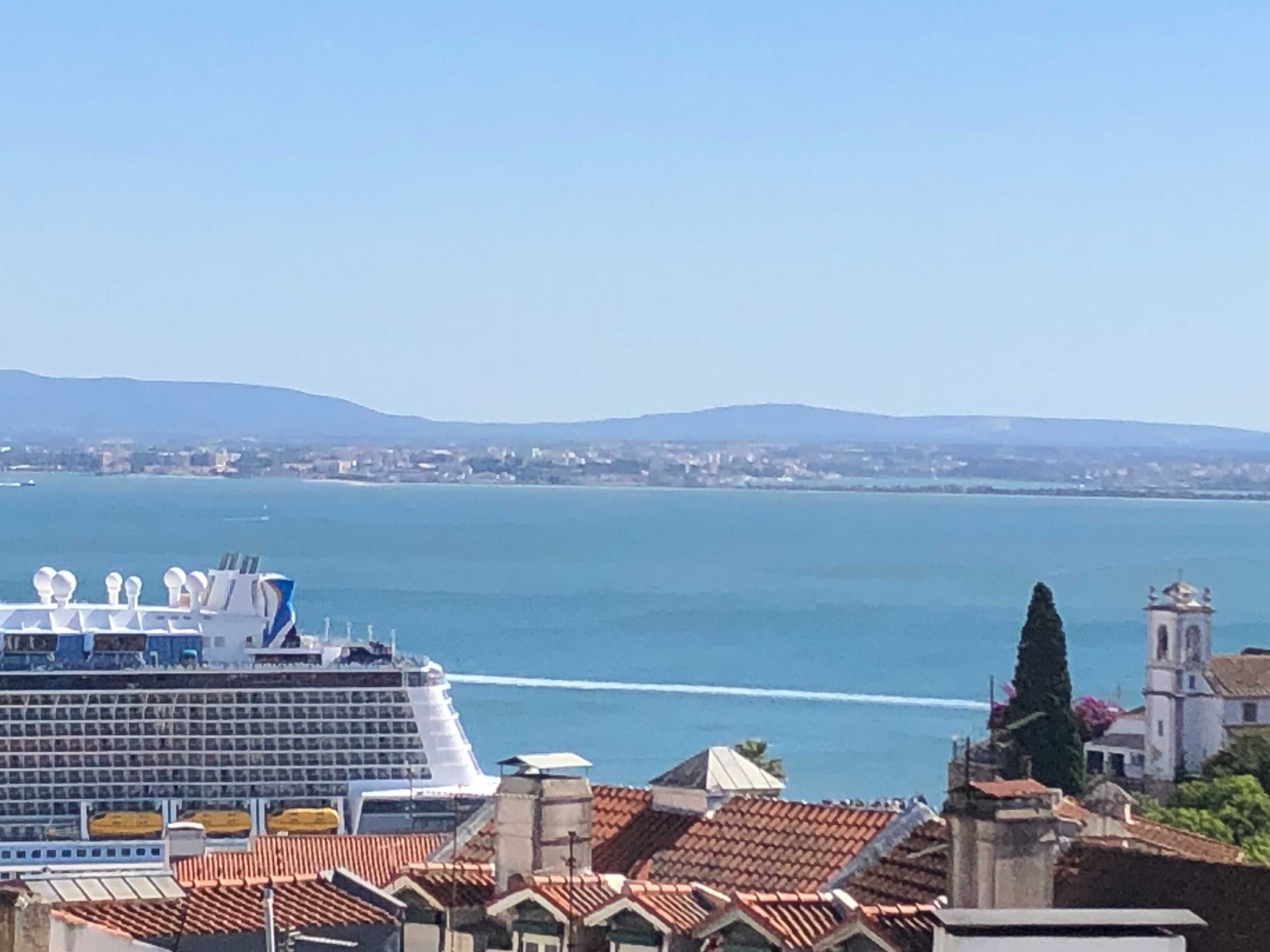 T2 na Graça, remodelado e cozinha semi-equipada. Terraço c vista ampla