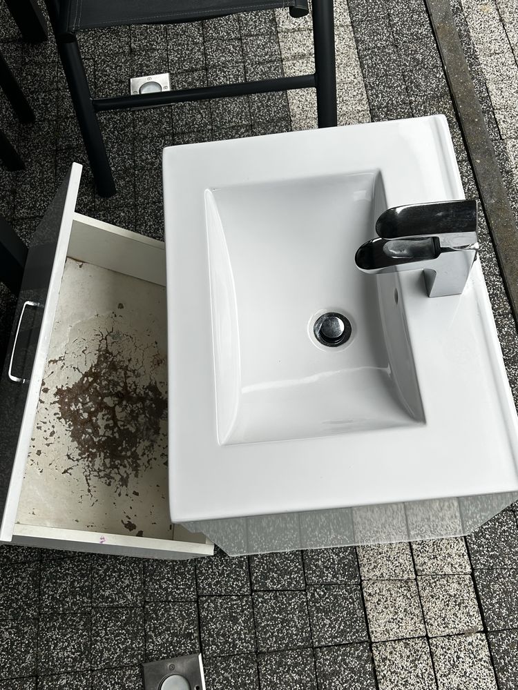 Umywalka biłała z szafką i baterią