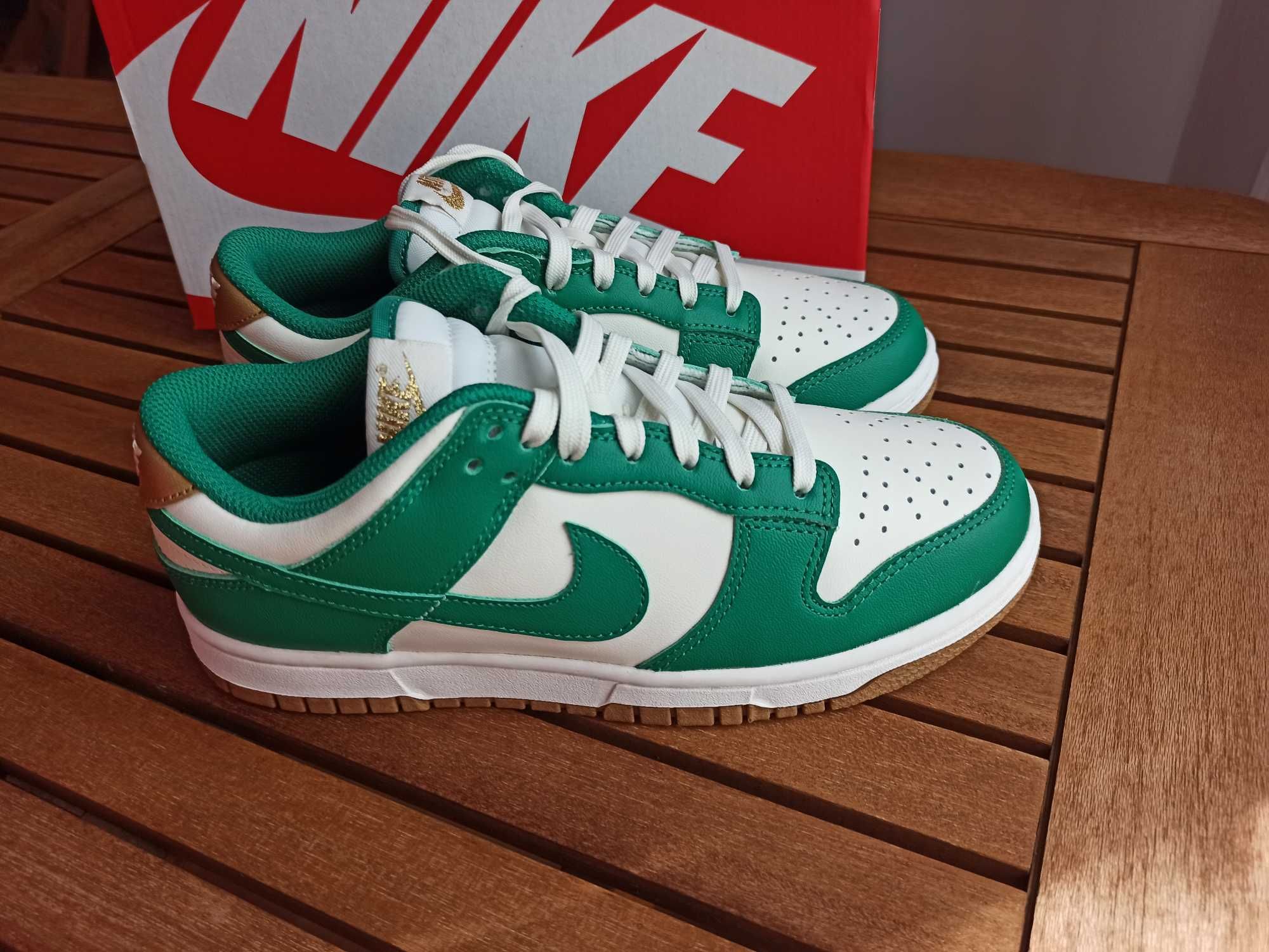 (r 37,5 -23,5 cm.) Nike Dunk Low Malachite University Gold FB7173, 131