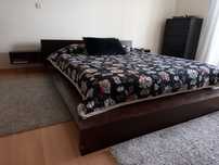 Cama casal com cabeceiras incorporadas e colchão