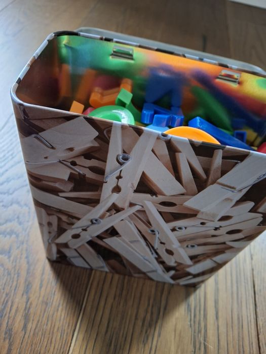 magnesy ponad 150 sztuk puszka gratis
