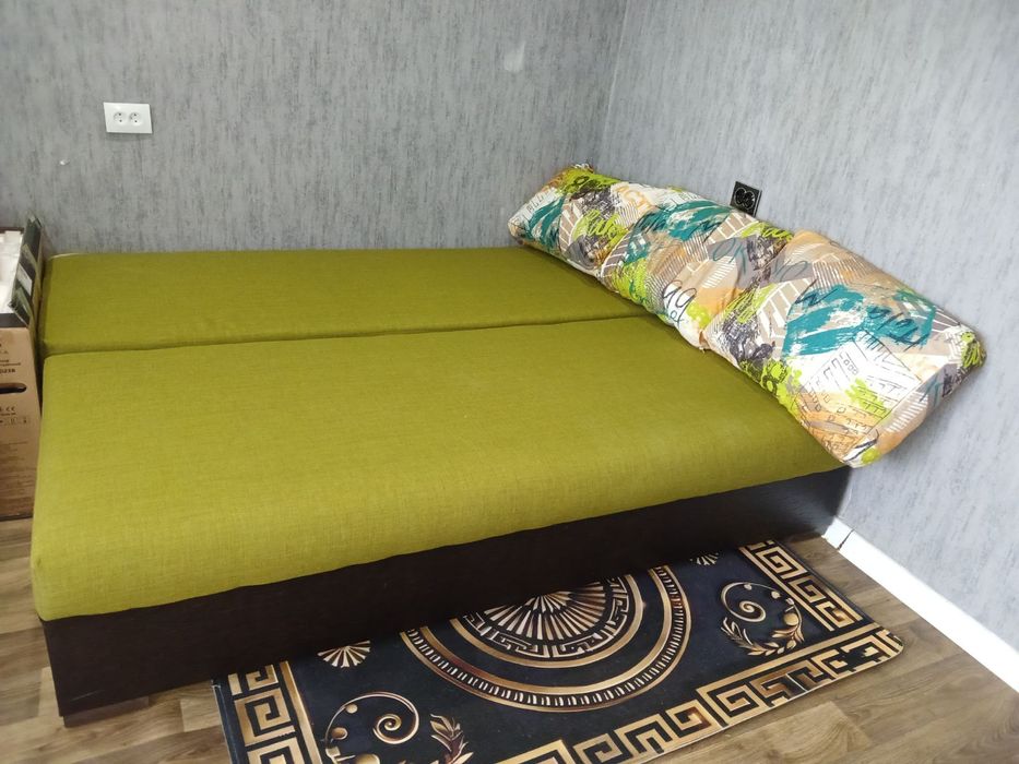 Диван для зала в хорошем состоянии светло зелёного цвета