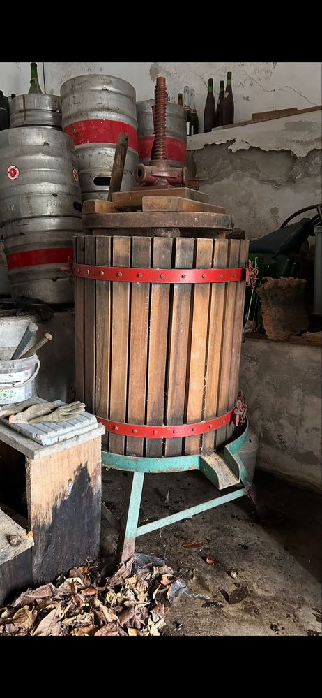 Prensa de Uvas Manual – Tradicional, Robusta e Pronta a Usar