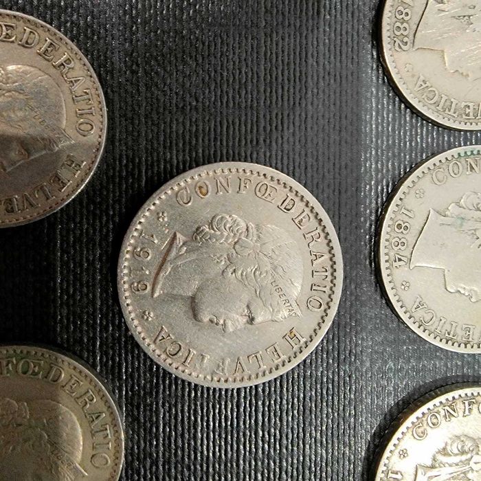 "Elegância do século XIX: coleção exclusiva de moedas suíças antigas".