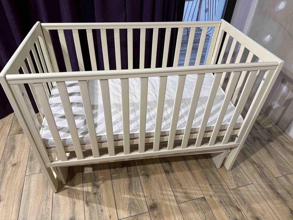 Дитяче ліжечко та пеленатор